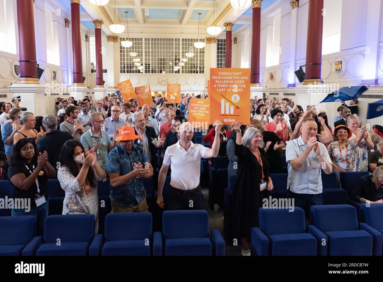 Londra, Regno Unito. 20 luglio 2023. I medici consulenti NHS in sciopero hanno organizzato un raduno a BMA House - sede della British Medical Association union - mentre iniziano uno sciopero di 48 ore per chiedere un aumento dei salari superiore all'inflazione. Lo sciopero, dal 20 luglio al 22 luglio è il primo dei consulenti dagli anni '1970 e vedrà i loro servizi ridotti solo alla copertura di emergenza. Crediti: Ron Fassbender/Alamy Live News Foto Stock