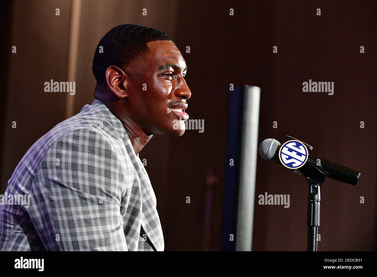 Nashville, Tennessee, USA. 20 luglio 2023. OLE Miss's CEDRIC JOHNSON risponde alle domande dei media ai SEC Football Media Days di Nashville. (Immagine di credito: © Camden Hall/ZUMA Press Wire) SOLO USO EDITORIALE! Non per USO commerciale! Foto Stock