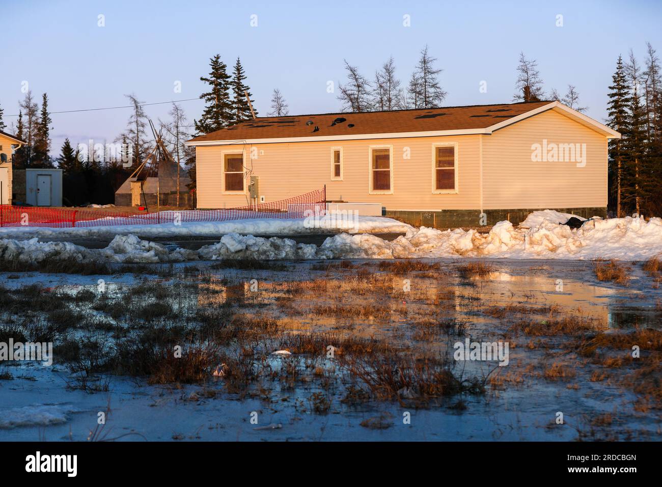 Una casa più moderna nella città indigena di Fort Severn sulla Baia di Hudson, la comunità più settentrionale dell'Ontario, Canada Foto Stock