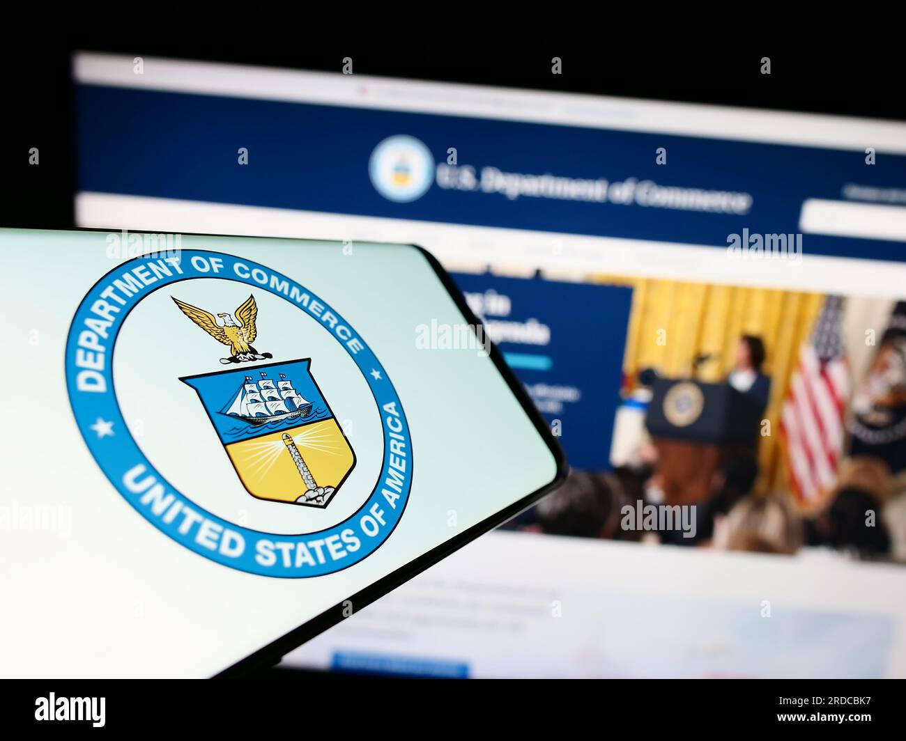 Smartphone con sigillo del Dipartimento del commercio degli Stati Uniti (DOC) sullo schermo davanti al sito Web. Concentrarsi sul centro del display del telefono. Foto Stock Smartphone con sigillo del Dipartimento del commercio degli Stati Uniti (DOC) sullo schermo davanti al sito Web. Concentrarsi sul centro del display del telefono. Foto Stock