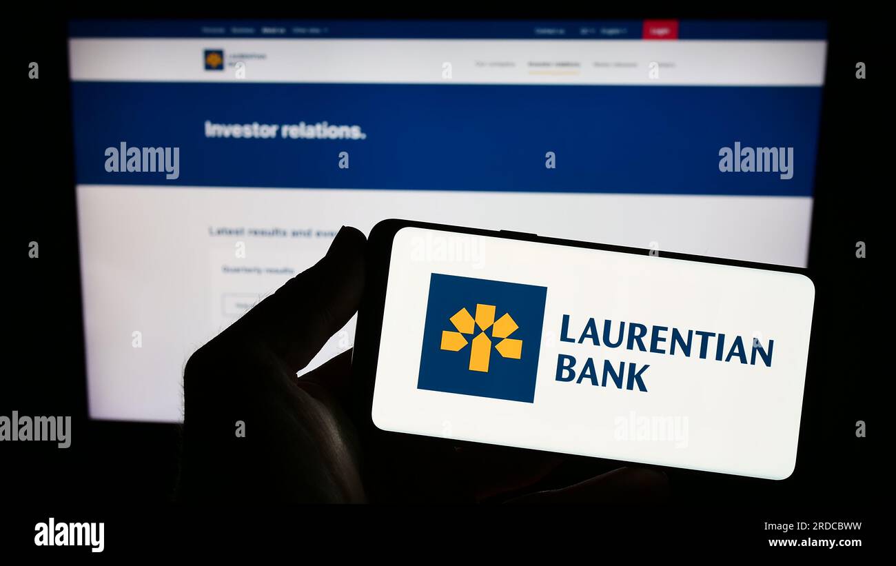 Persona che possiede uno smartphone con il logo della società finanziaria Laurentian Bank of Canada (LBC) sullo schermo davanti al sito Web. Concentrarsi sul display del telefono. Foto Stock