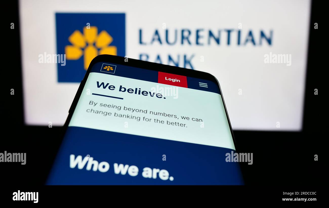 Telefono cellulare con sito Web della società finanziaria Laurentian Bank of Canada (LBC) sullo schermo davanti al logo. Mettere a fuoco in alto a sinistra sul display del telefono. Foto Stock