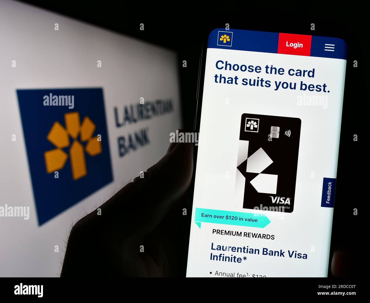 Persona che possiede uno smartphone con pagina Web della società finanziaria Laurentian Bank of Canada (LBC) sullo schermo con logo. Concentrarsi sul centro del display del telefono. Foto Stock