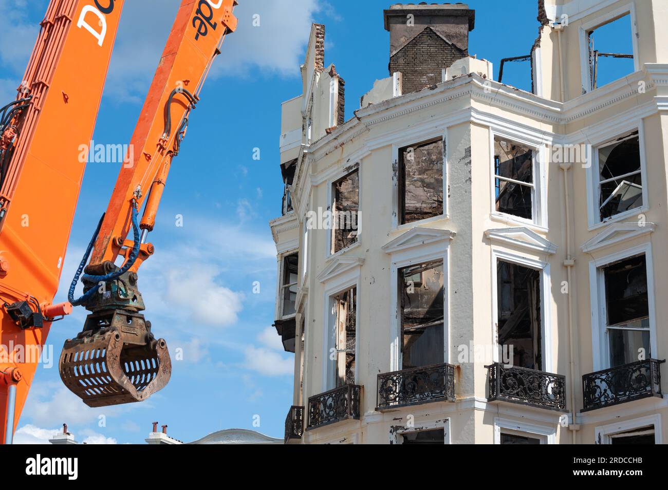 Resti del Royal Albion Hotel, in rovina di grado II, dopo lo scoppio di un incendio sabato 15 luglio 2023 nella città di Brighton, Regno Unito. Foto Stock