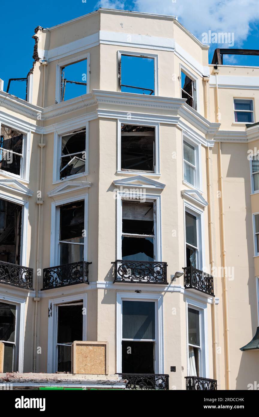 Resti del Royal Albion Hotel, in rovina di grado II, dopo lo scoppio di un incendio sabato 15 luglio 2023 nella città di Brighton, Regno Unito. Foto Stock