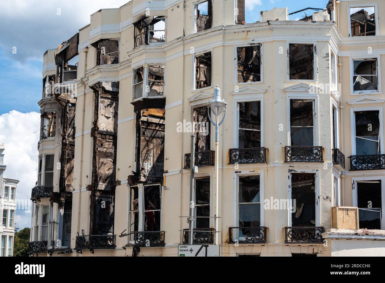 Resti del Royal Albion Hotel, in rovina di grado II, dopo lo scoppio di un incendio sabato 15 luglio 2023 nella città di Brighton, Regno Unito. Foto Stock