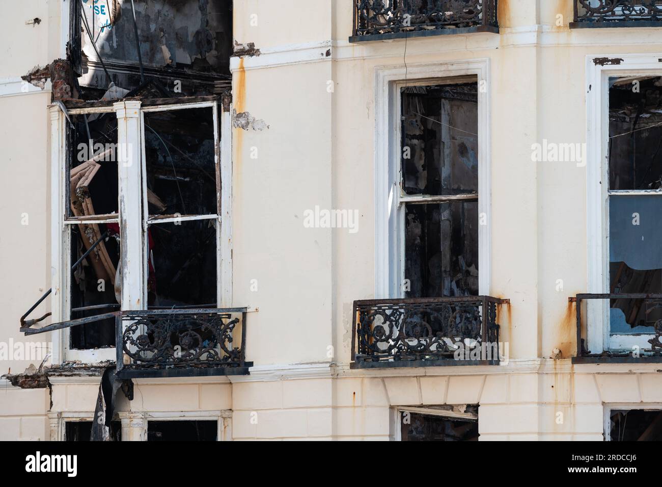 Resti del Royal Albion Hotel, in rovina di grado II, dopo lo scoppio di un incendio sabato 15 luglio 2023 nella città di Brighton, Regno Unito. Foto Stock