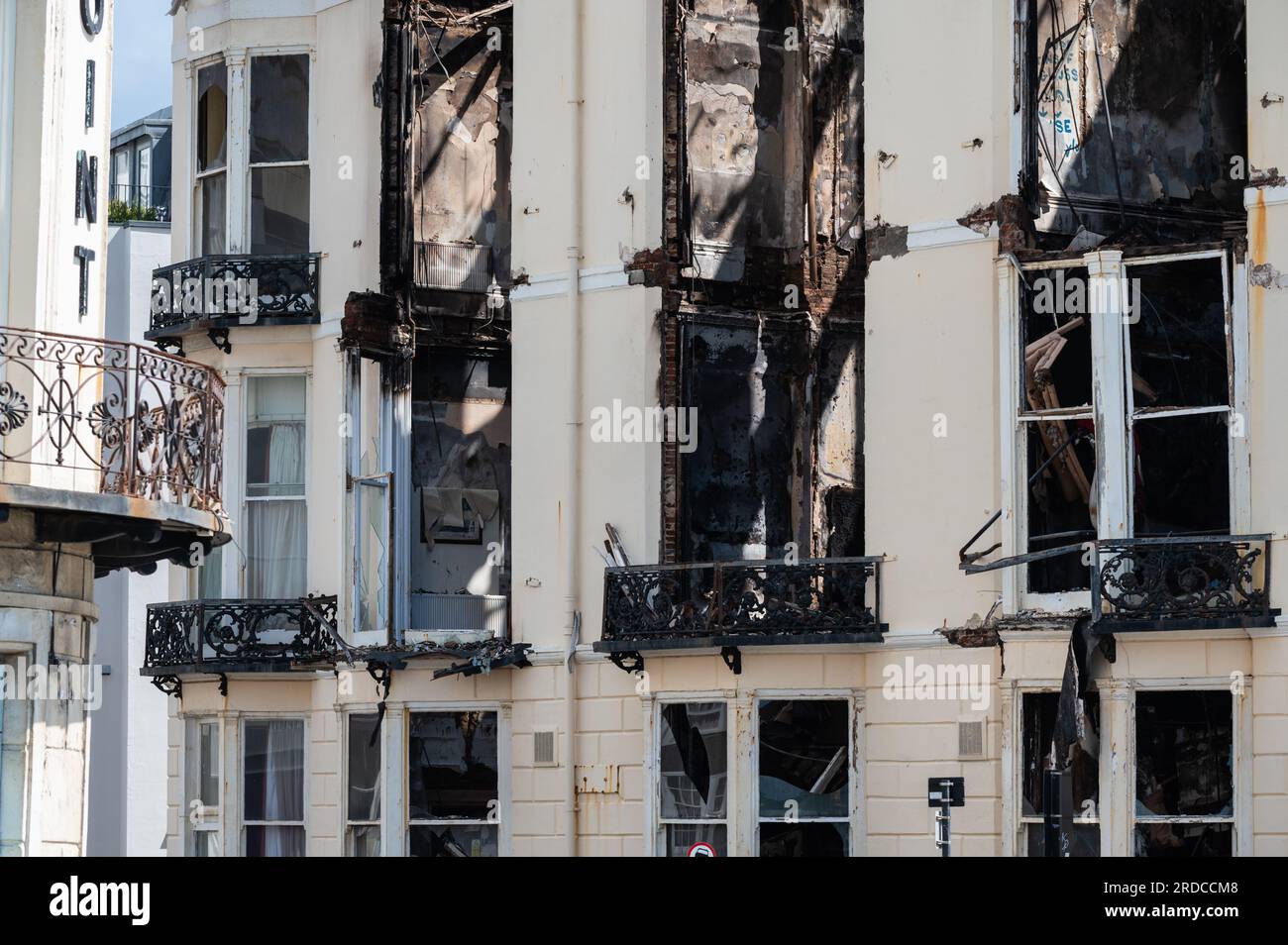 Resti del Royal Albion Hotel, in rovina di grado II, dopo lo scoppio di un incendio sabato 15 luglio 2023 nella città di Brighton, Regno Unito. Foto Stock