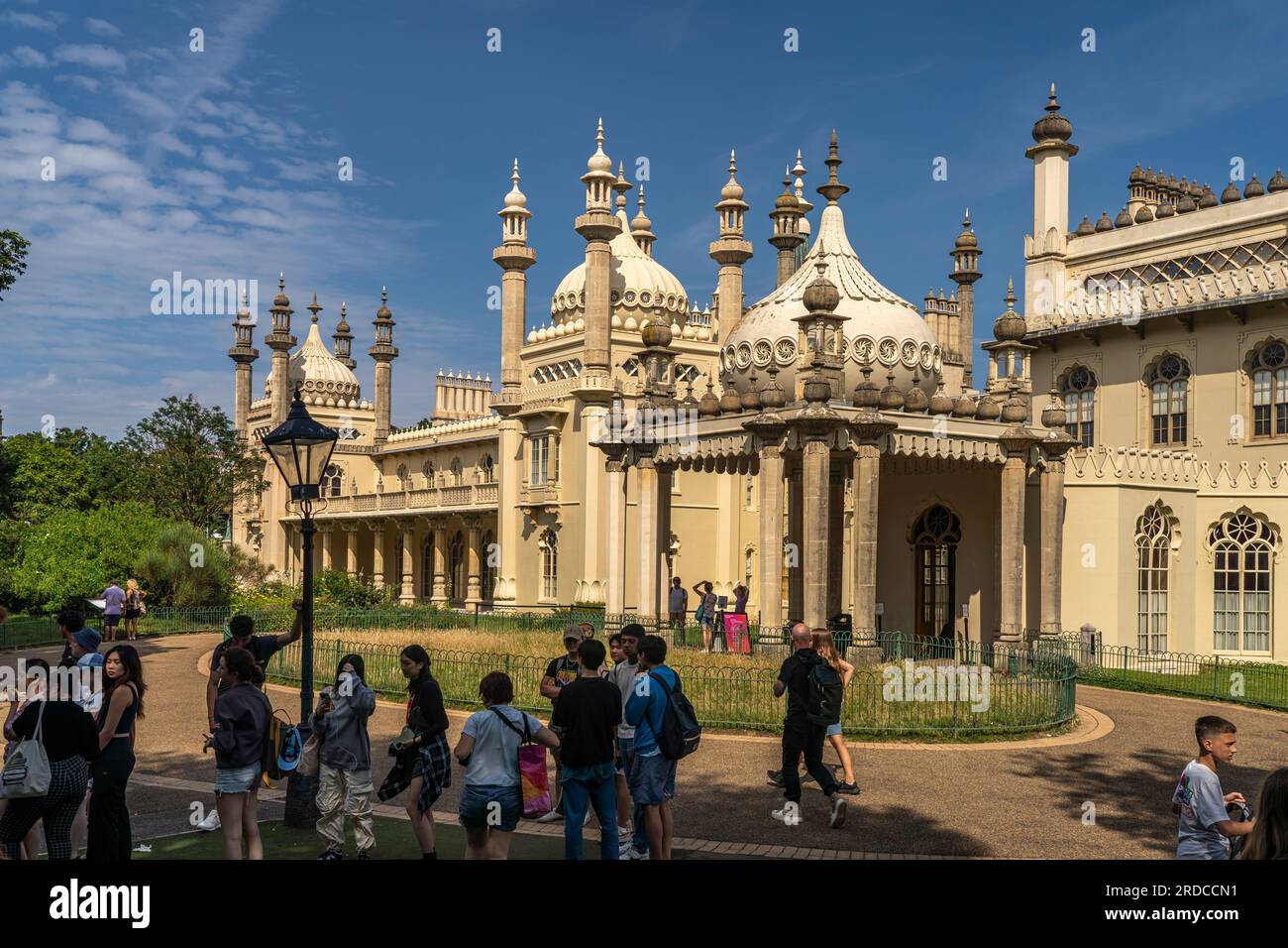 Schüler vor dem Royal Pavilion im Seebad Brighton, Inghilterra, Großbritannien, Europa | bambini della scuola al Royal Pavilion presso la località balneare B. Foto Stock