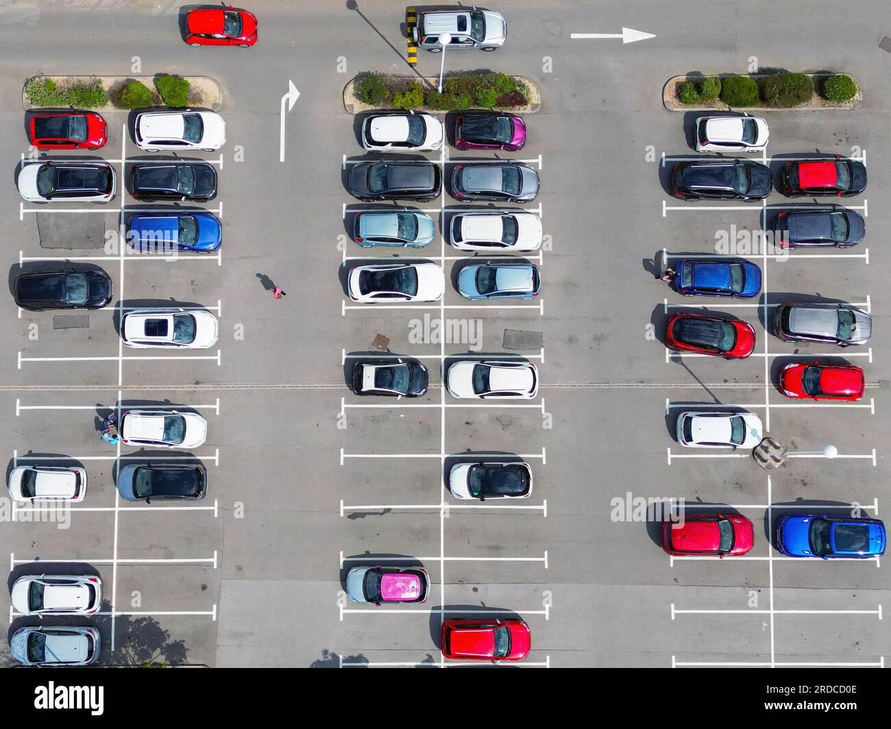 Llantrisant, Galles, Regno Unito - 19 luglio 2023: Vista dall'alto delle auto parcheggiate in un centro commerciale fuori città nel Galles meridionale Foto Stock