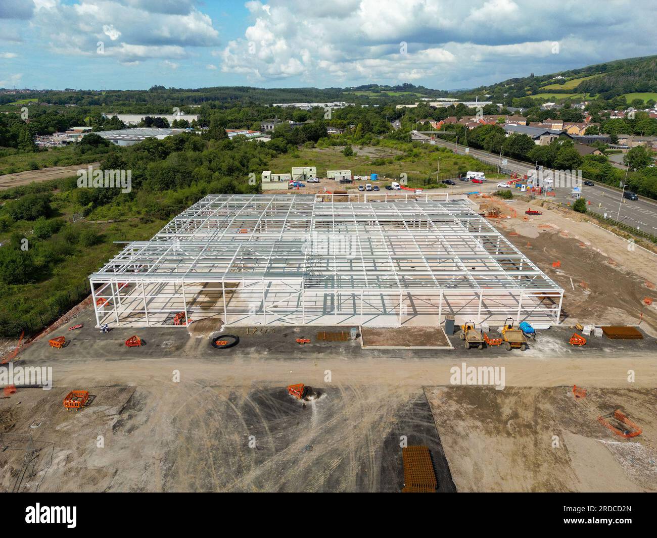 Pontyclun, Galles, Regno Unito - 19 luglio 2023: Veduta aerea del telaio in acciaio di un nuovo supermercato in costruzione per la catena di negozi Sainsbury's. Foto Stock