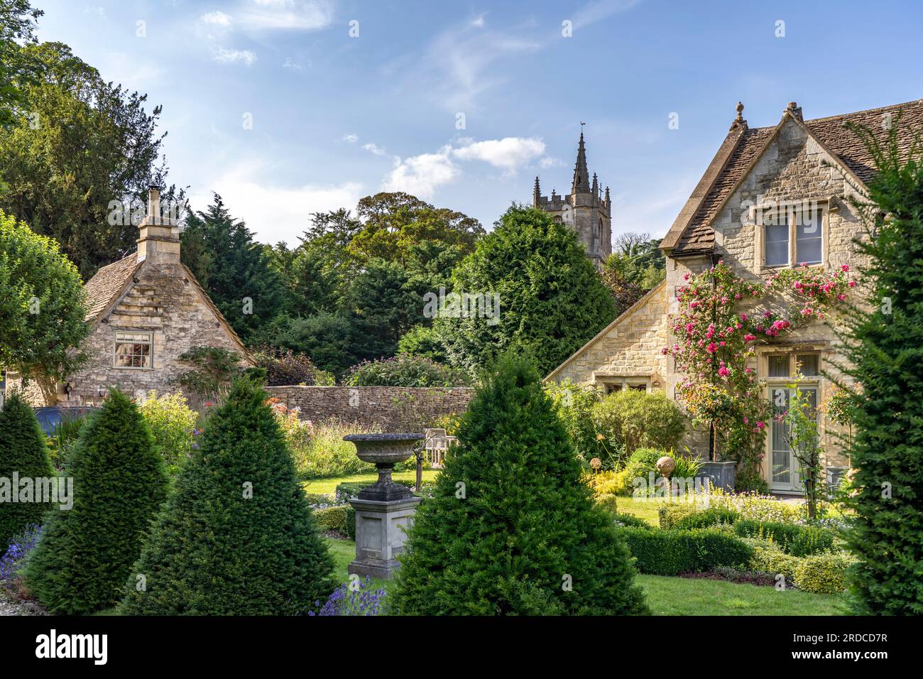 Dorf und Kirche St.-Andrew’s, Castle Combe, Cotswolds, Wiltshire, Inghilterra, Großbritannien, Europa | Villaggio con chiesa di Sant'Andrea, Castello Combe, Foto Stock