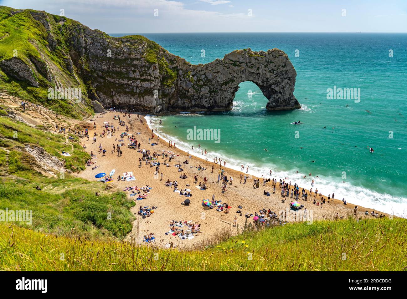 Die natürliche Felsbrücke Durdle Door und Strand des UNESCO Weltnaturerbe Jurassic Coast, Inghilterra, Großbritannien, Europa | il calcare naturale Foto Stock
