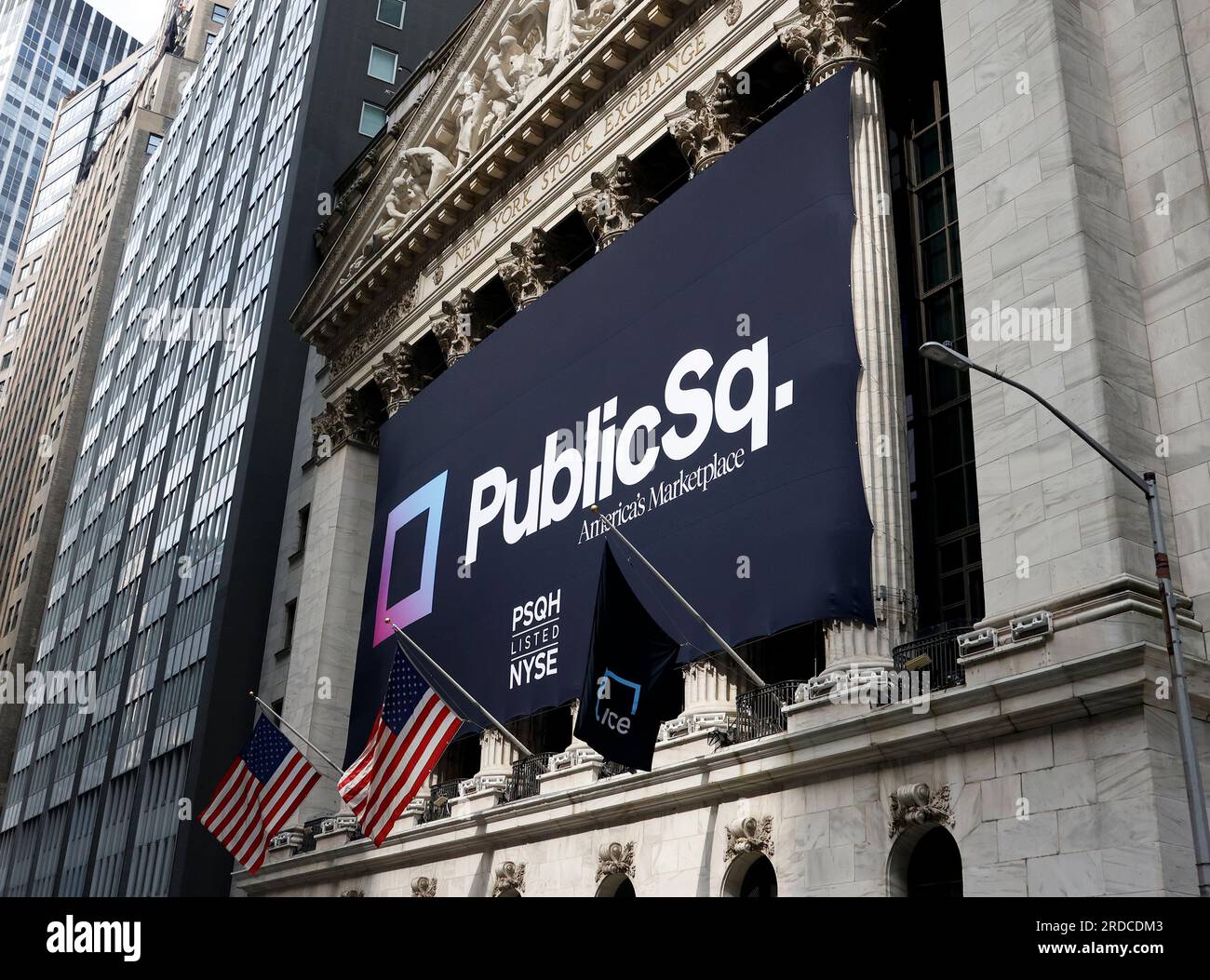 New York, Stati Uniti. 20 luglio 2023. Il PublicSq. Il logo del marchio è  appeso all'esterno della NYSE prima della campana di apertura alla Borsa di New  York, in Wall Street a