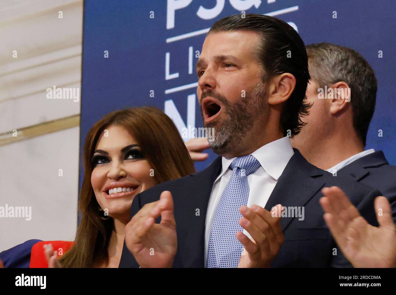 New York, Stati Uniti. 20 luglio 2023. Donald Trump Jr. E Kimberly Guilfoyle suonano la campana di apertura alla Borsa di New York a Wall Street a New York City giovedì 20 luglio 2023. PublicSq ha iniziato oggi a operare sulla Borsa di New York con il simbolo del ticker PSQH. Foto di John Angelillo/UPI Credit: UPI/Alamy Live News Foto Stock