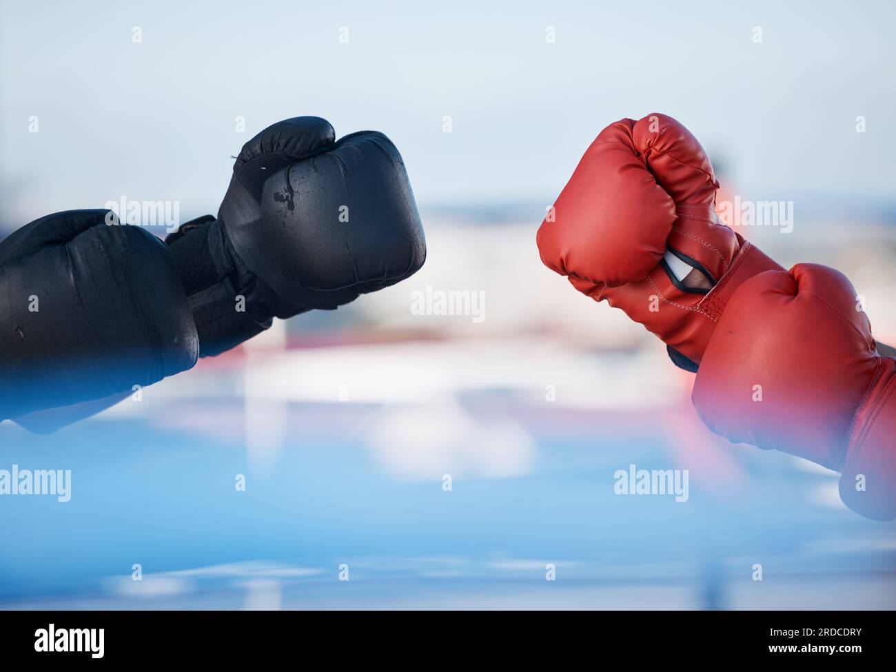 Mani, guanti da boxe o allenamento sportivo, esercizio fisico o pugno con una forte potenza nell'allenamento. Background, atleti di fitness o guerrieri pronti a combattere Foto Stock