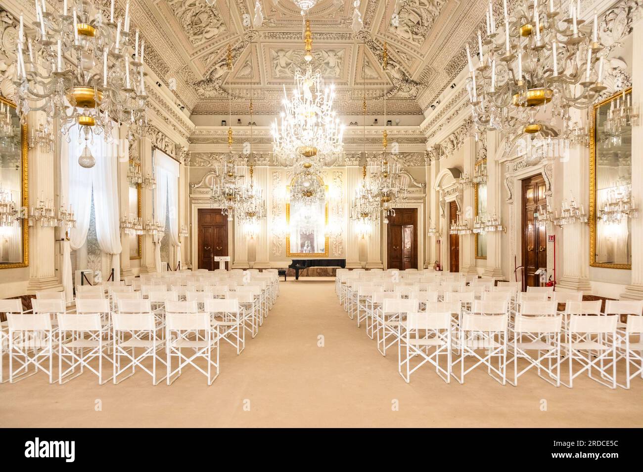 Firenze, Italia - 29 giugno 2023: Palazzo Pitti - sala conferenze vuota per eventi al coperto Foto Stock