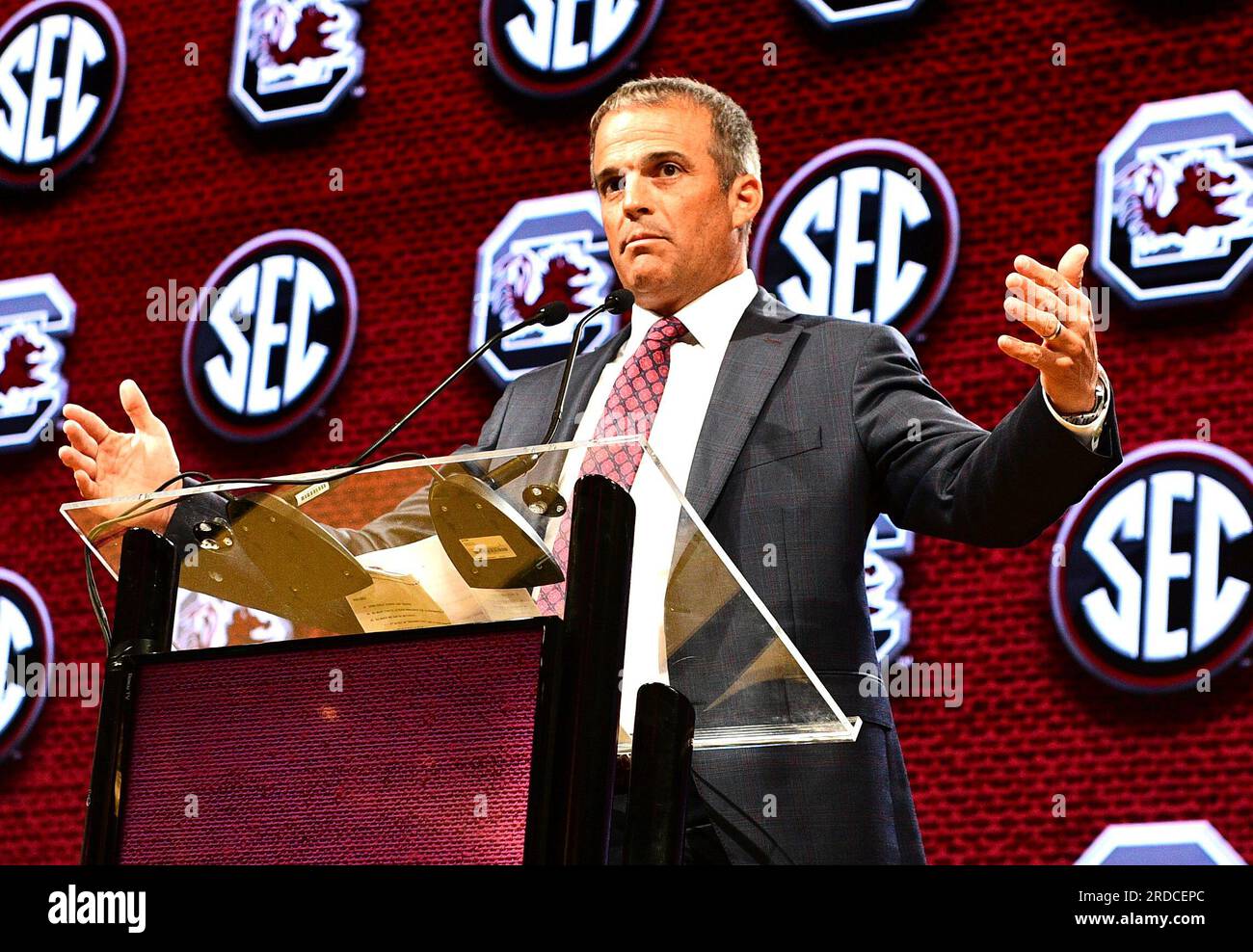 Nashville, Tennessee, USA. 20 luglio 2023. Il capo allenatore del football dei South Carolina Gamecocks SHANE BEAMER risponde alle domande dei media ai SEC Football Media Days di Nashville. (Immagine di credito: © Camden Hall/ZUMA Press Wire) SOLO USO EDITORIALE! Non per USO commerciale! Foto Stock