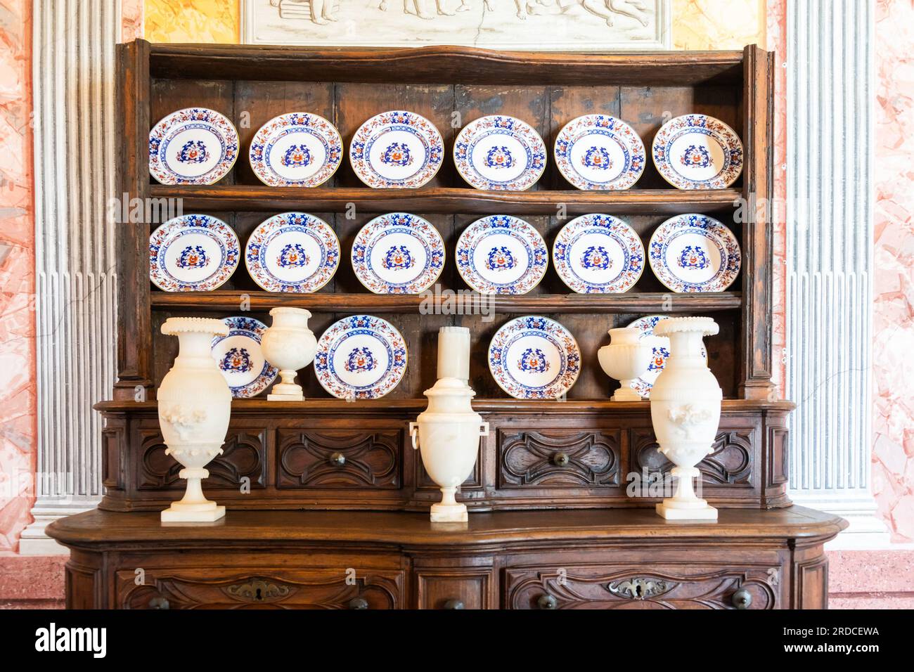Antica collezione di ceramiche, antica porcellana italiana, decorazioni retrò del '800 Foto Stock