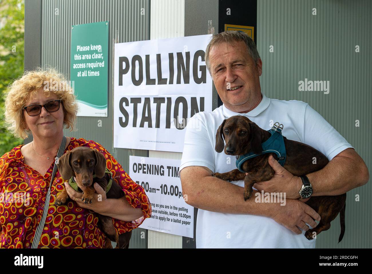 Hillingdon, Regno Unito. 20 luglio 2023. I cani Cutie Little Sausage Ronnie e Reggie, che prendono il nome dai famosi gemelli Kray, hanno fatto un viaggio questo pomeriggio con i loro proprietari a una stazione di polling a Hillingdon. L'ex primo ministro Boris Johnson detenne il seggio di Uxbridge e South Ruislip, che include Hillingdon, per il Partito Conservatore. Si prevede che i lavoratori vinceranno il posto secondo i sondaggi. Credito: Maureen McLean/Alamy Live News Foto Stock