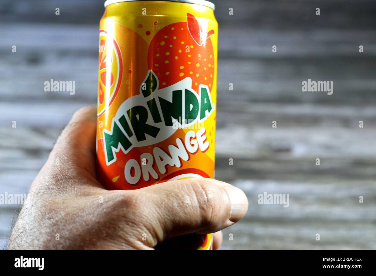 Cairo, Egitto, 11 luglio 2023: Mirinda , un marchio di bibite originariamente creato in Spagna nel 1959 e distribuito a livello globale da PepsiCo dal 1970. La sua na Foto Stock