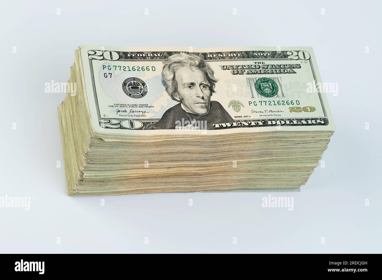 Tema dello stack di denaro fiscale. Pile di banconote da 20 dollari isolate su sfondo bianco dello studio Foto Stock