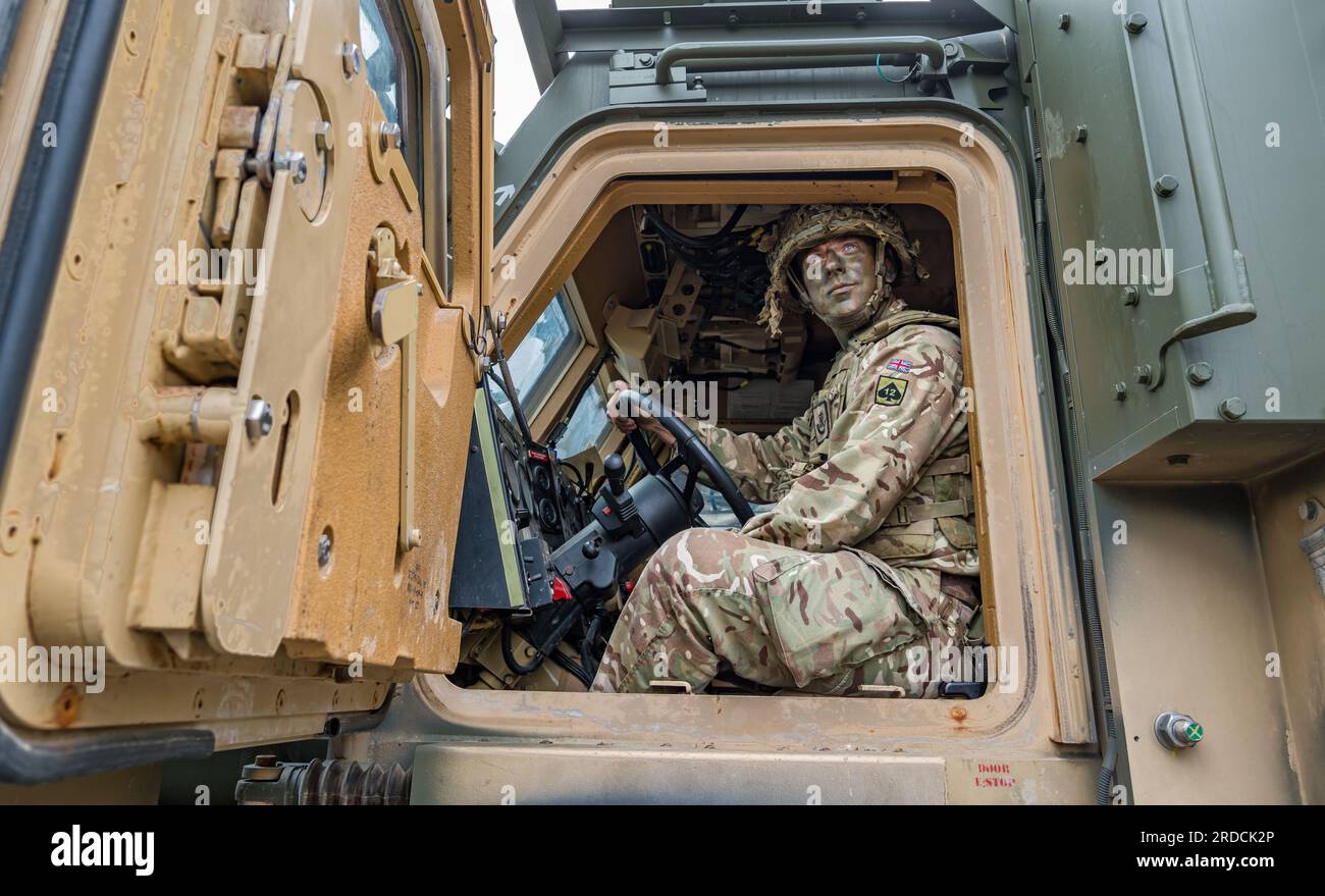 Soldato britannico mimetico in veicolo militare blindato Mastiff, Redford Army Barracks, Edimburgo, Scozia, Regno Unito Foto Stock