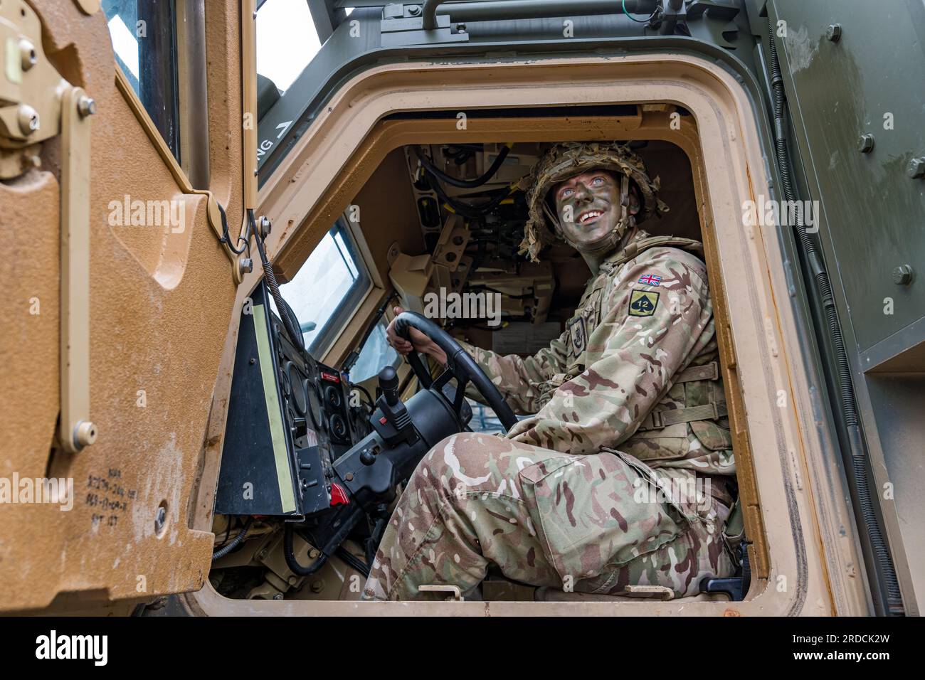 Soldato britannico mimetico in veicolo militare blindato Mastiff, Redford Army Barracks, Edimburgo, Scozia, Regno Unito Foto Stock
