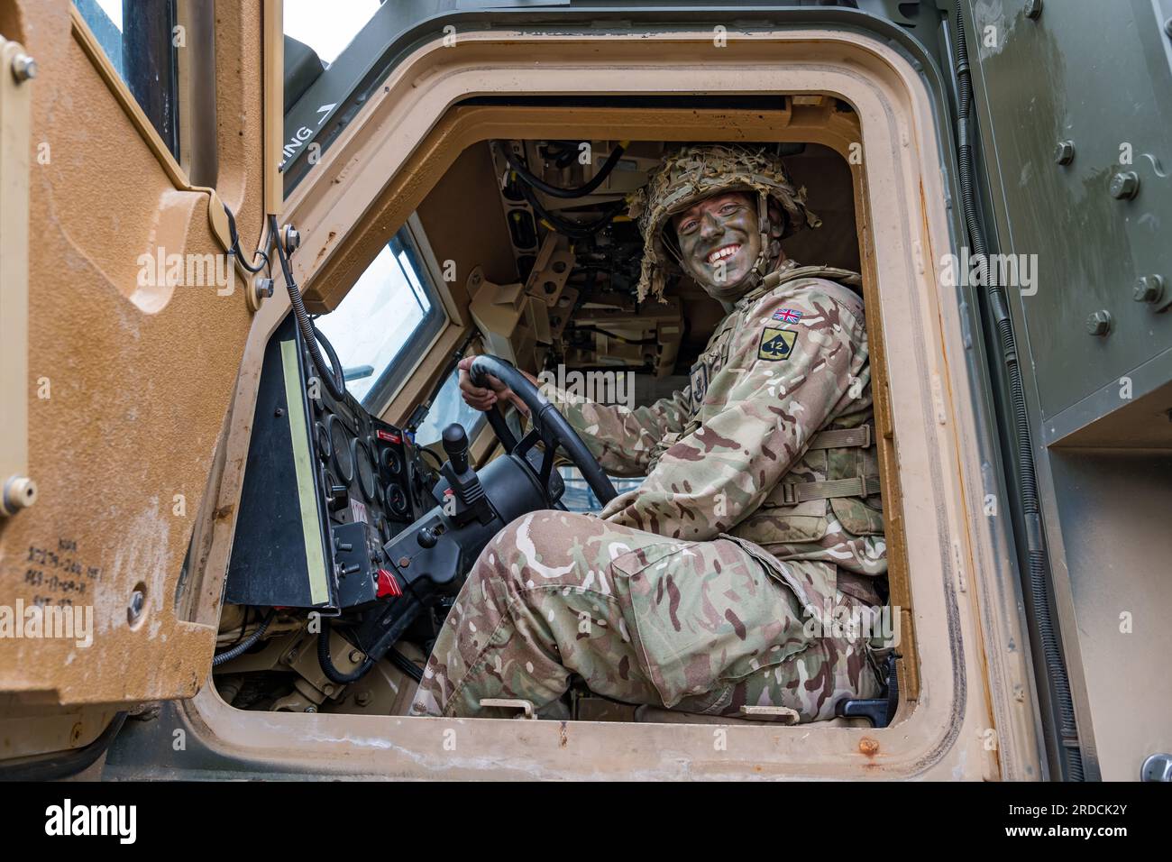 Soldato britannico mimetico in veicolo militare blindato Mastiff, Redford Army Barracks, Edimburgo, Scozia, Regno Unito Foto Stock