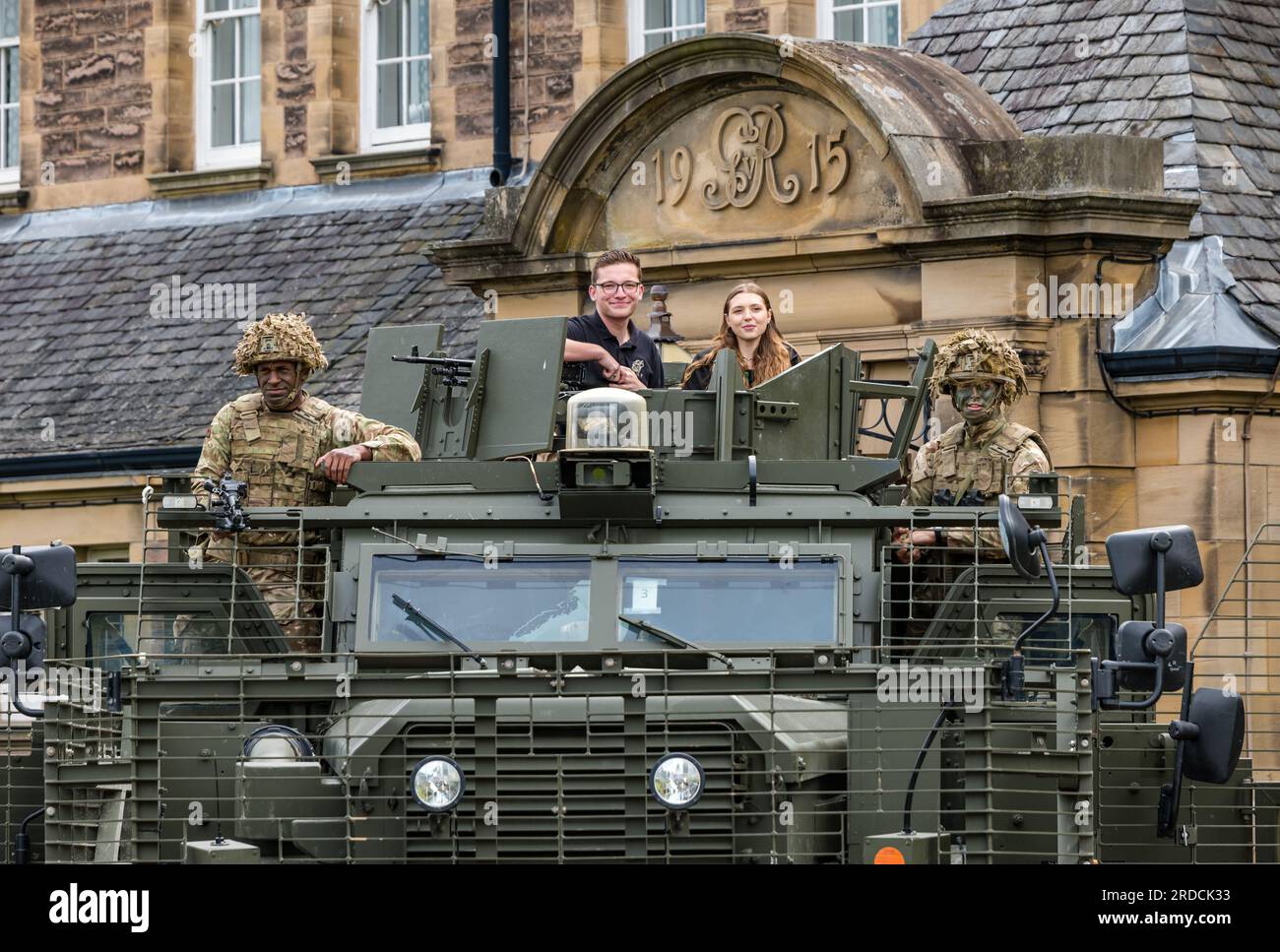 Frnge interpreti di Ctrl Room con British Soldiers & Mastiff Military Vehicle, Redford Army Barracks, Edimburgo, Scozia, Regno Unito Foto Stock