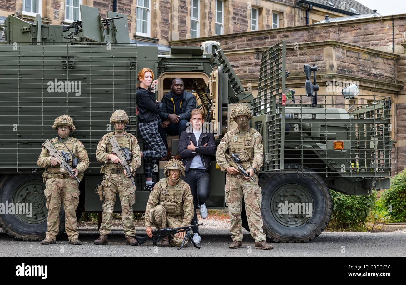 Artisti Frnge con veicolo militare British Soldiers & Mastiff, Redford Army Barracks, Edimburgo, Scozia, Regno Unito Foto Stock