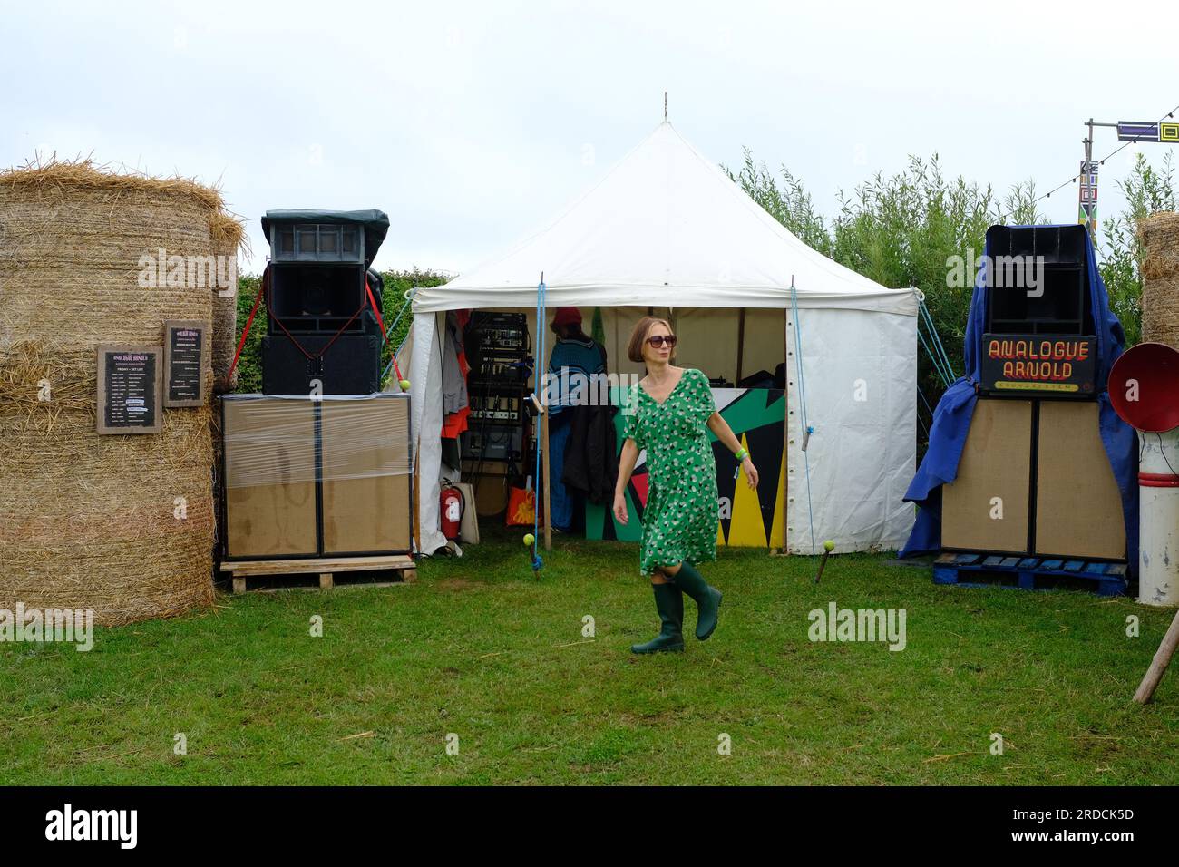 Una donna ad un festival umido che ha un ballo da sola. Foto Stock
