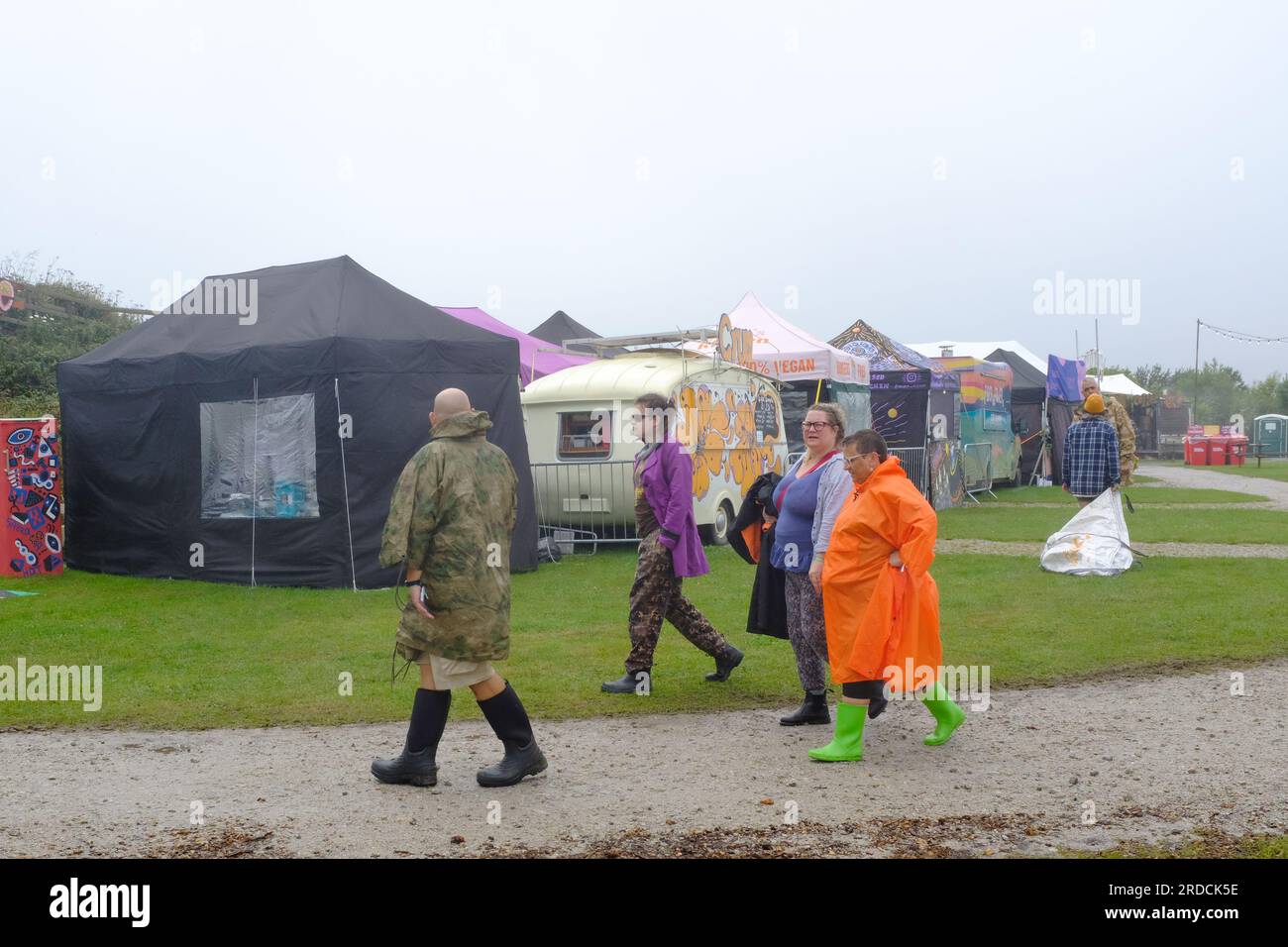 Un gruppo di persone a un festival sul bagnato nel Regno Unito Foto Stock