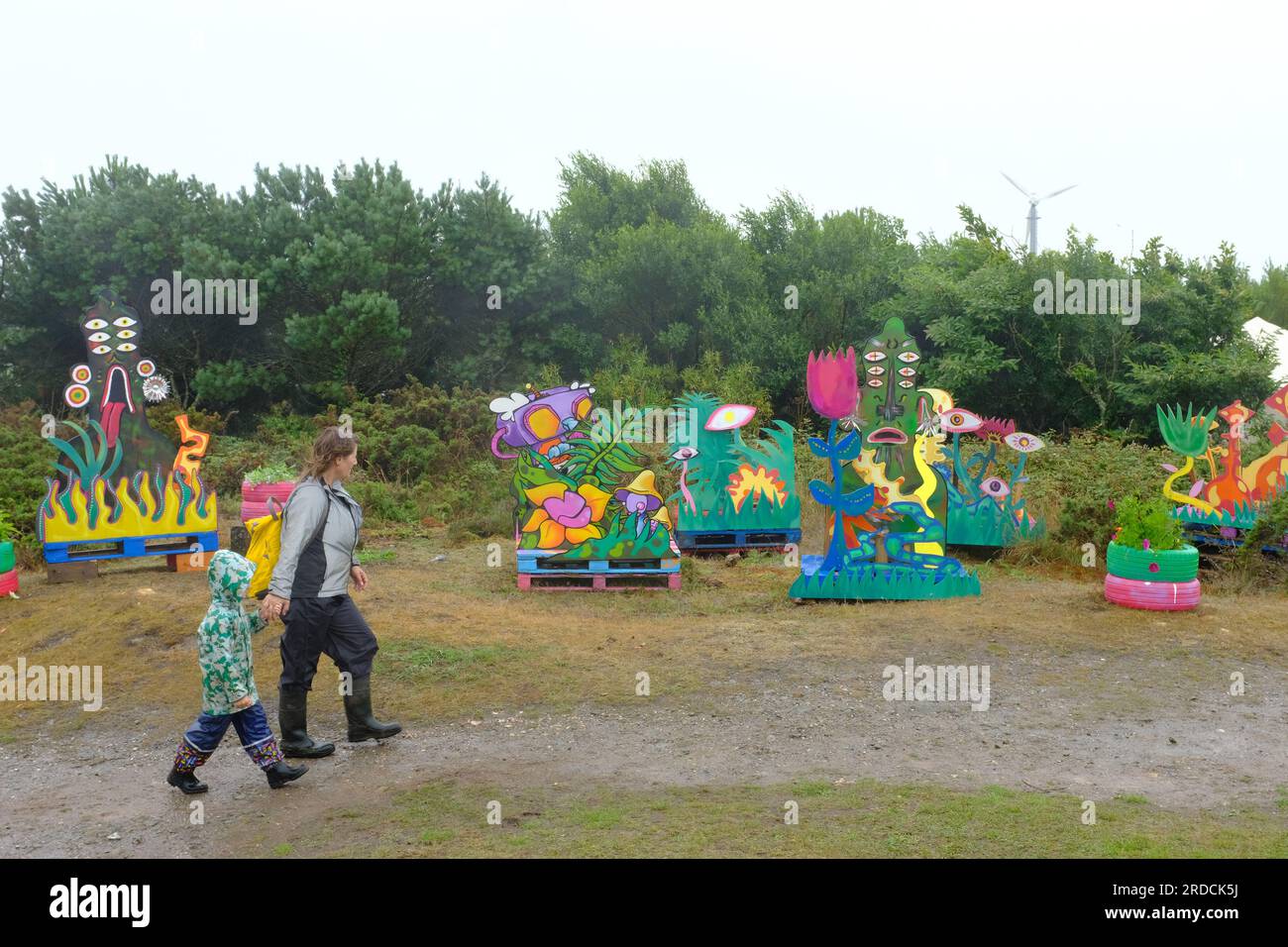 Una madre e un bambino a un festival sul bagnato in Cornovaglia, Regno Unito Foto Stock