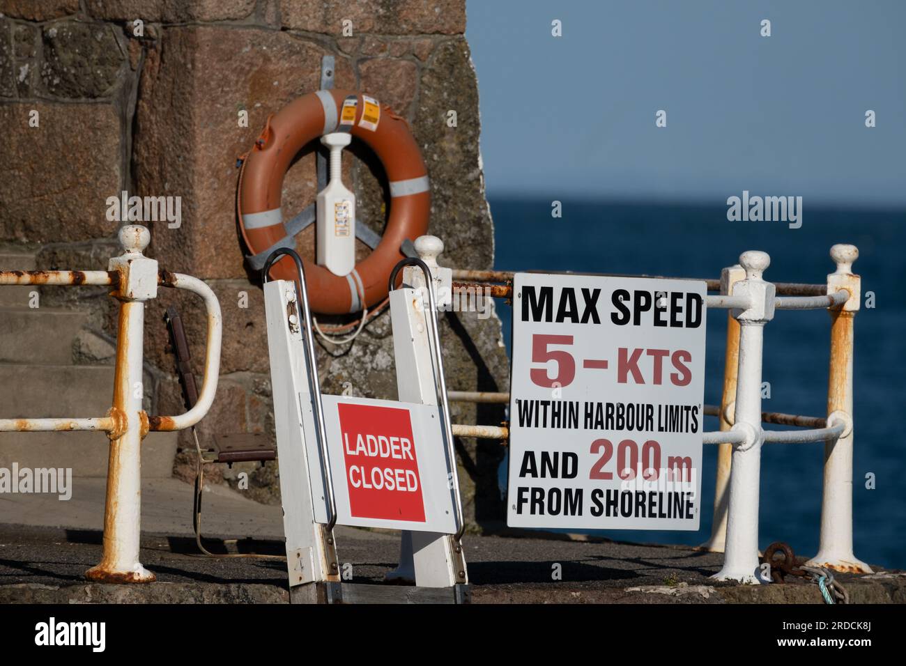 Segnali di avvertimento del porto marittimo Foto Stock