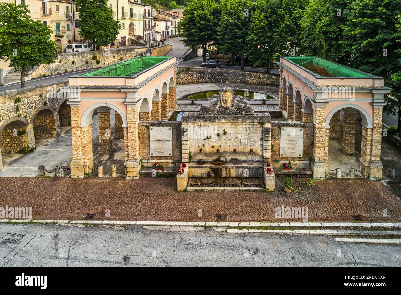 Vista aerea della Fontana Monumentale costruita durante il regno di Umberto i nel borgo medievale di Goriano Sicoli. Provincia dell'Aquila, Abruzzo Foto Stock