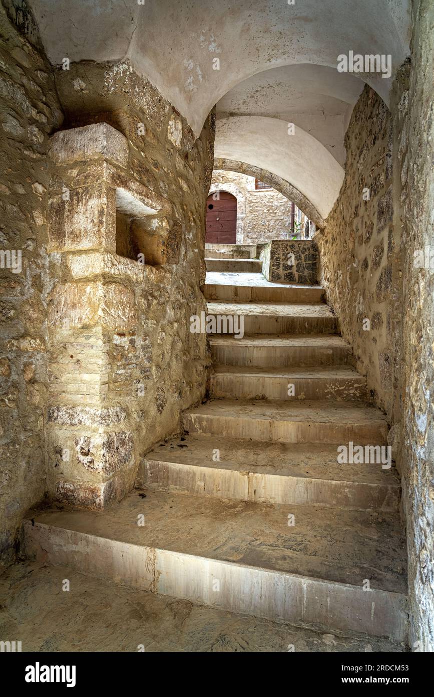 Scorci di vicoli, scalinate, portici, decorazioni, archi e case della città medievale di Goriano Sicoli. Goriano SIcoli, Abruzzo Foto Stock
