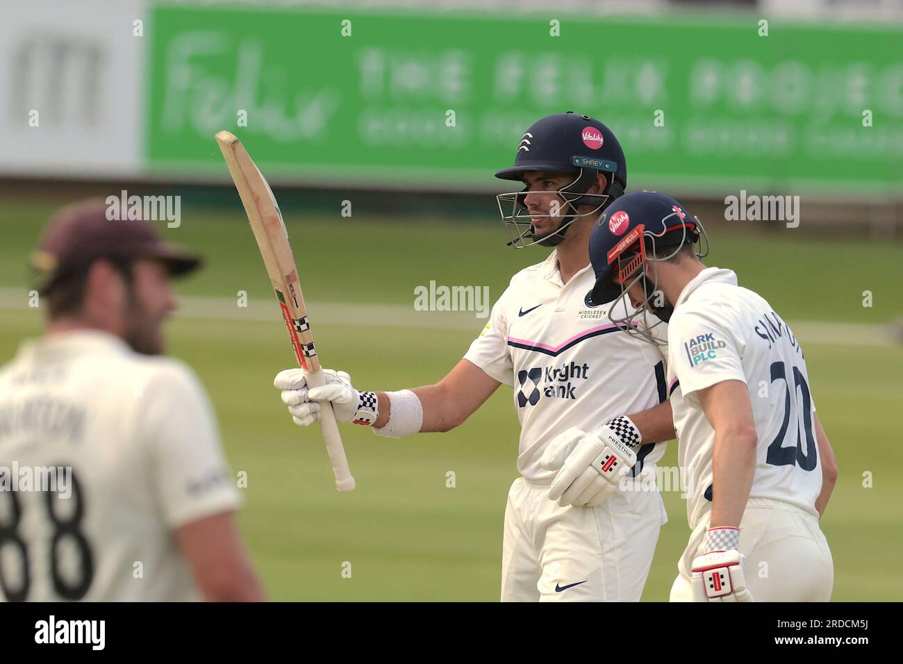 Londra, Regno Unito. 20 luglio 2023. Max Holden di Middlesex ottiene la sua cinquanta come Middlesex contro Surrey il secondo giorno del County Championship match a Lords. Credito: David Rowe/Alamy Live News Foto Stock