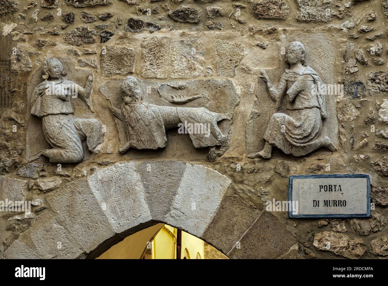 Porta di Murro è l'ultima porta rimasta delle mura del comune di Goriano Sicoli. Sopra l'arco si trova un bassorilievo con un leone e due figure femminili. Foto Stock