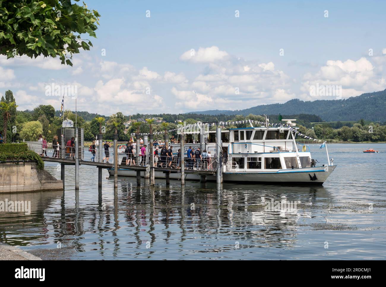 Passeggeri a bordo di un traghetto sul lago di Costanza a Lindau, Baviera, Germania Foto Stock