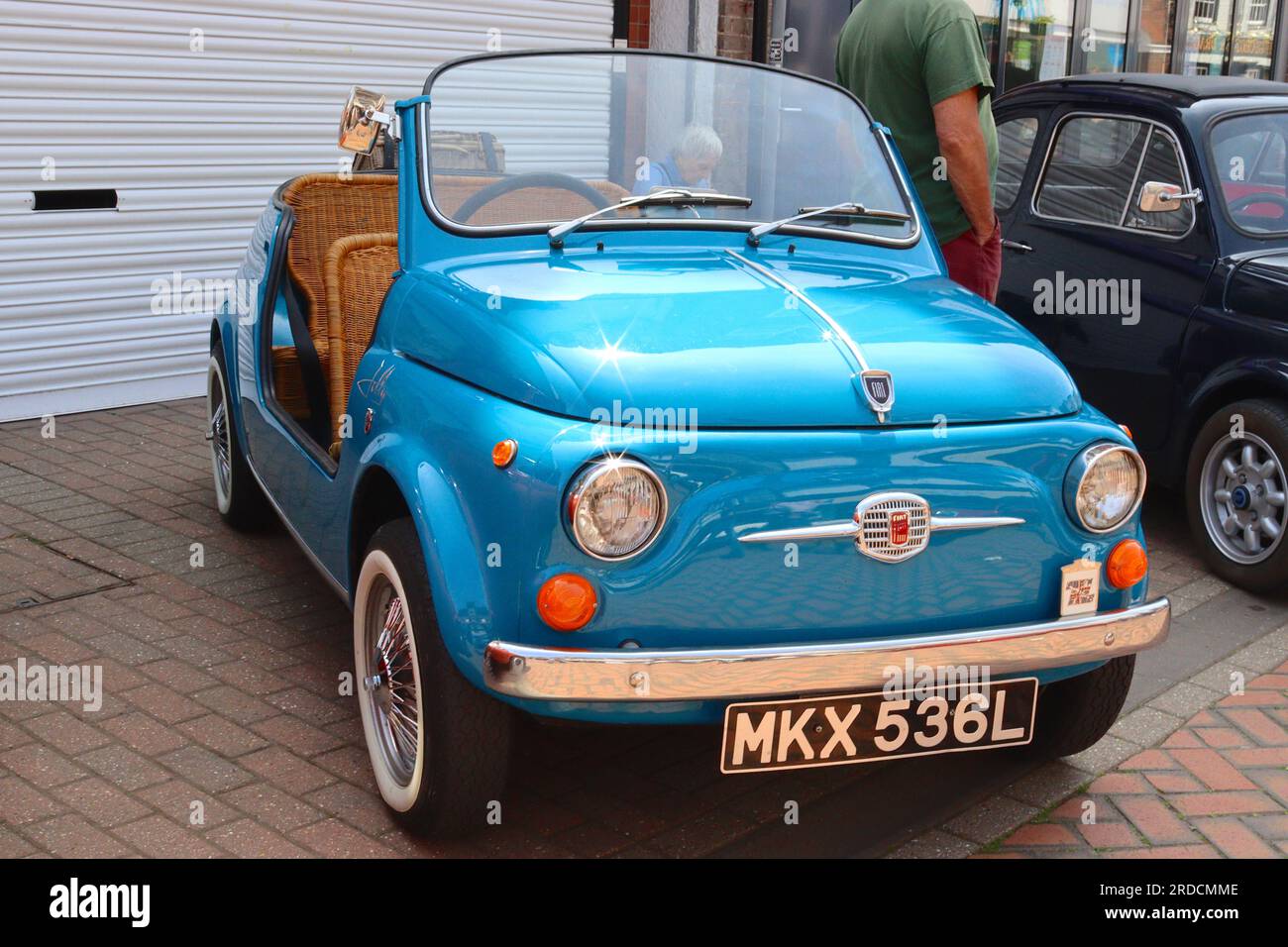 Fiat 500 trasformata in una Fiat Jolly Beach car con posti a sedere in vimini, lati tagliati e cestino da picnic in vimini, senza dubbio, un'auto con condizioni meteorologiche favorevoli. Foto Stock