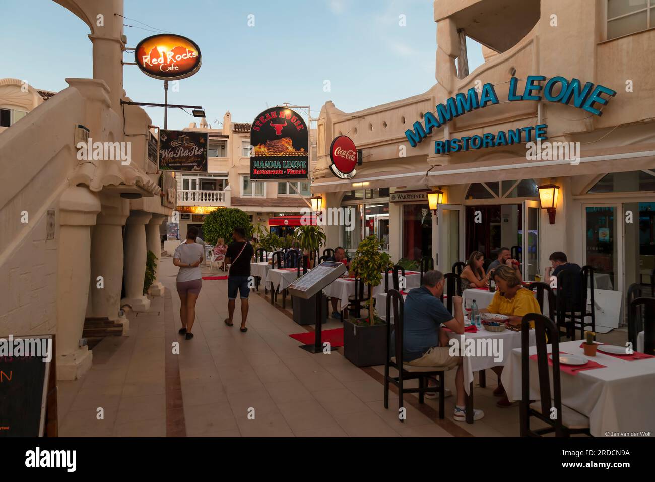 Persone sulla terrazza del ristorante presso il porto turistico di Puerto Marina a Benalmadena, Costa del Sol Málaga, Spagna. Foto Stock