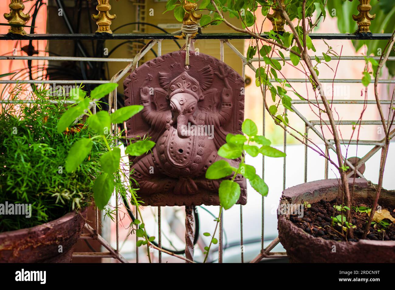statua del dio indù ganesha isolata nel giardino con albero di tulsi per pregare di giorno Foto Stock