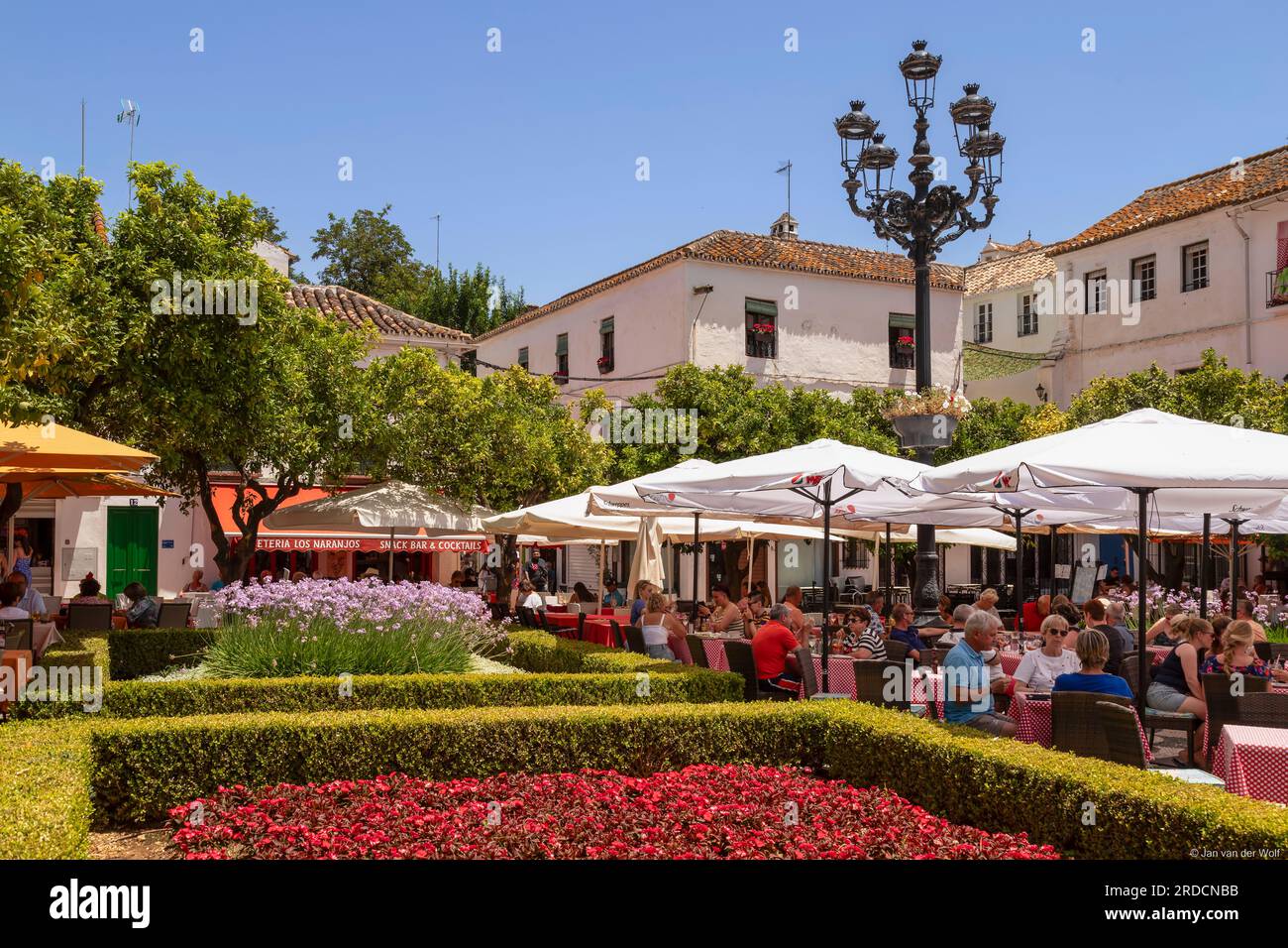 Accogliente piazza con terrazze e ristoranti in Plaza de los Naranjos, nel centro storico di Marbella, in Spagna. Foto Stock