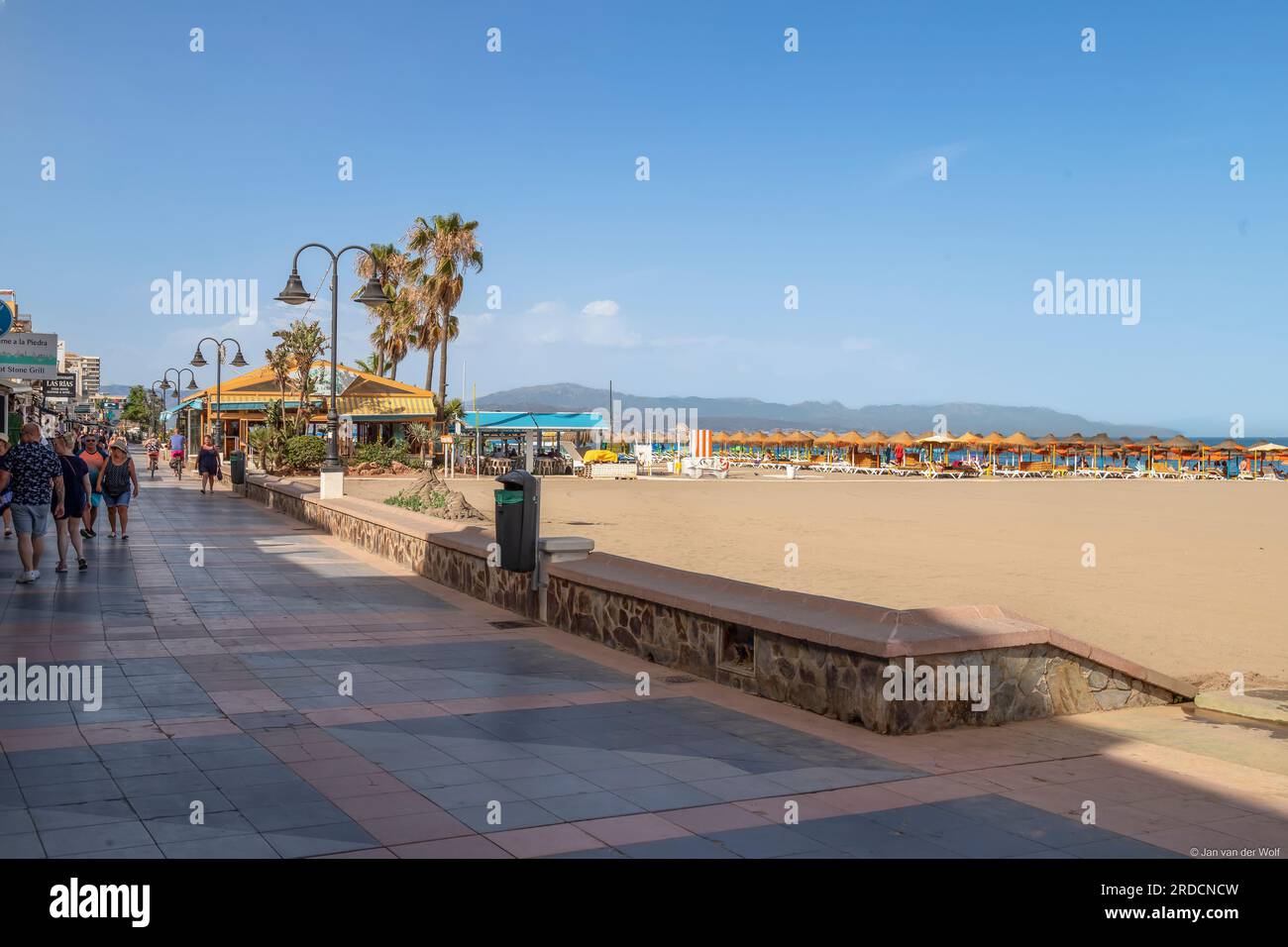 Vista sulla popolare località mediterranea di la Carihuela con la sua vita di spiaggia estiva. Foto Stock