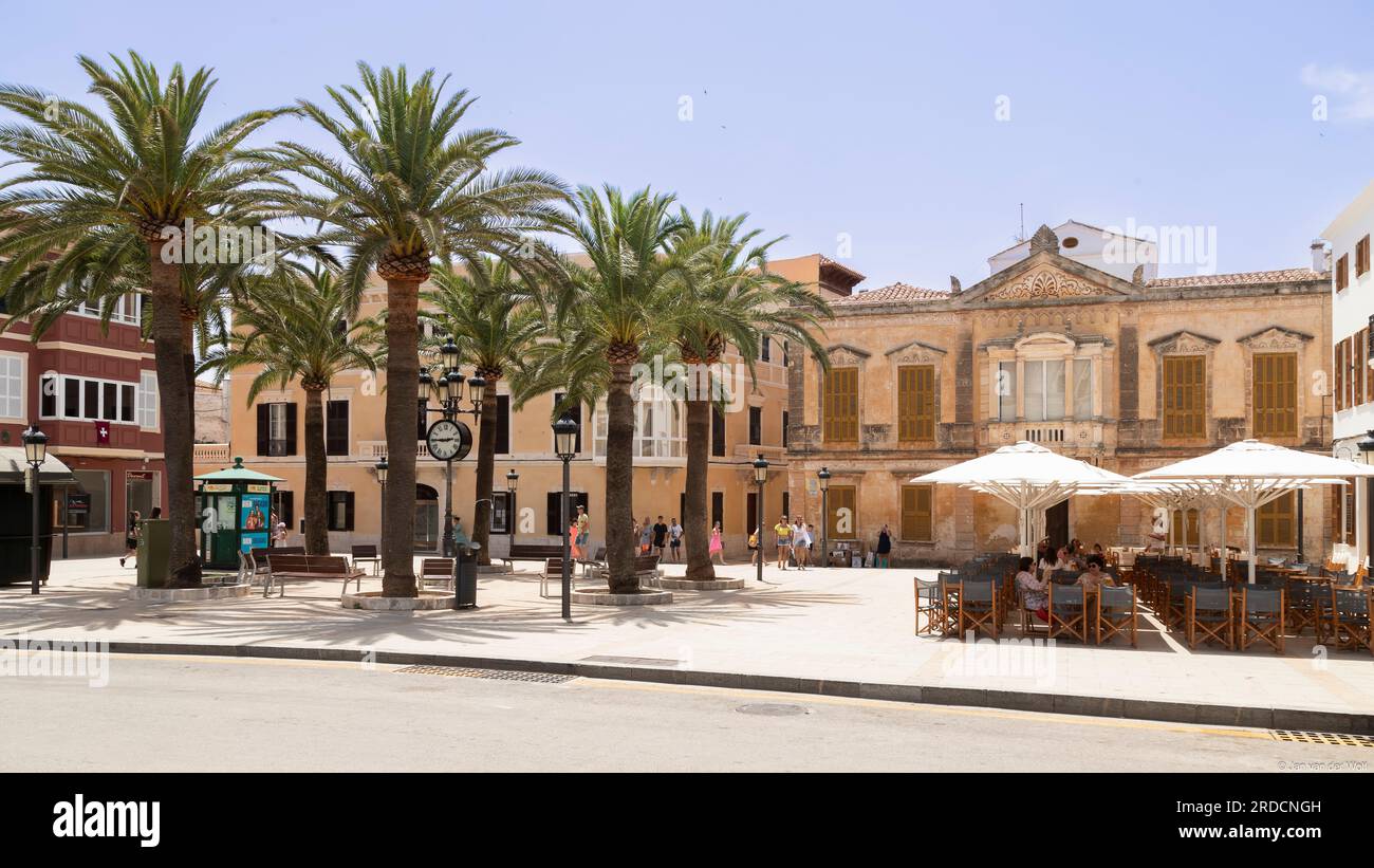 Plaza de Alfonso III o Plaza de las palmeras a Ciutadella de Menorca. Foto Stock