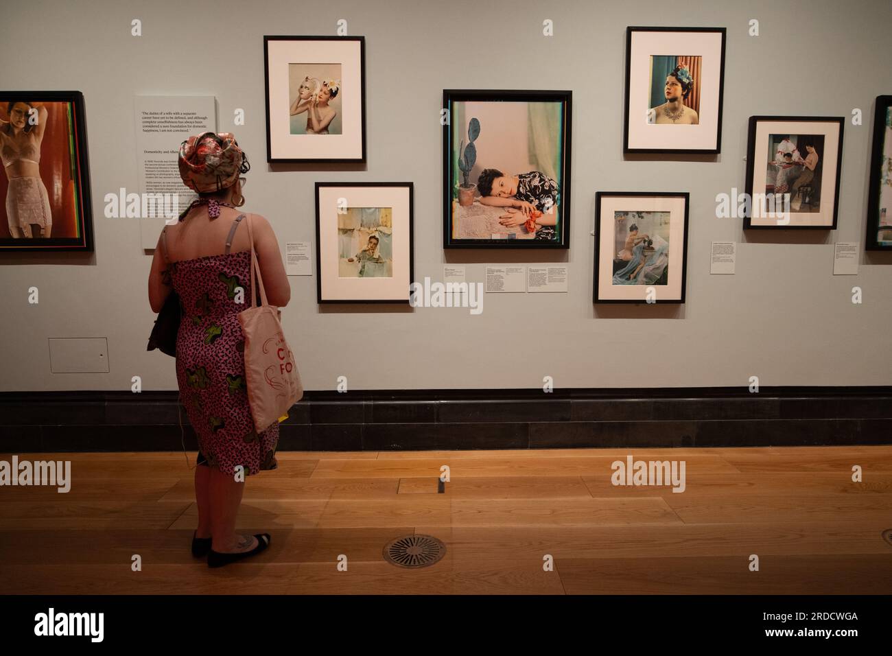 FOTO: JEFF GILBERT 20 luglio 2023 National Portrait Gallery, Londra, Regno Unito Yevonde: Life and Colour. La mostra presenta ritratti e opere di natura morta prodotti da Yevonde nel corso di una colorata carriera di sessant'anni e attinge all'archivio del suo lavoro acquisito dalla Galleria nel 2021. Un'esplorazione della vita e della carriera di Yevonde, il pionieristico fotografo londinese che ha guidato l'uso della fotografia a colori negli anni '1930 Foto Stock