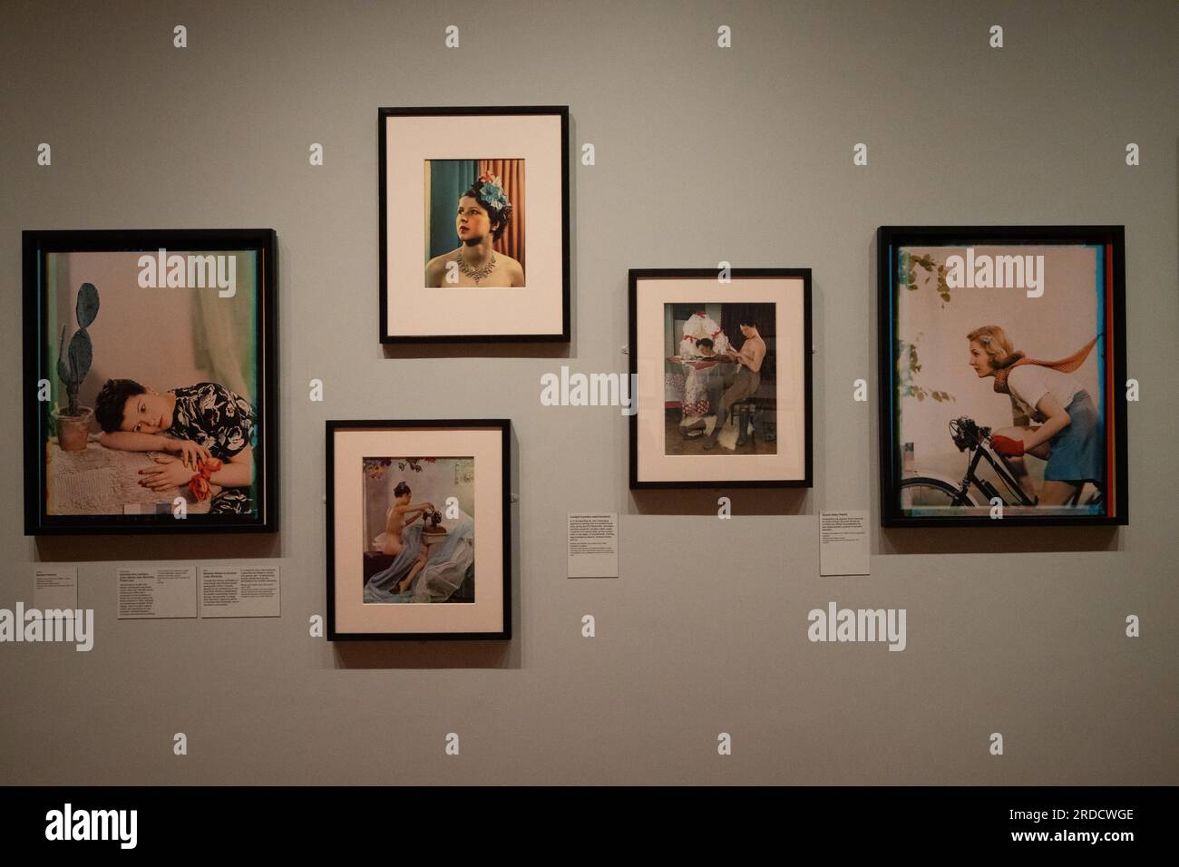 FOTO: JEFF GILBERT 20 luglio 2023 National Portrait Gallery, Londra, Regno Unito Yevonde: Life and Colour. La mostra presenta ritratti e opere di natura morta prodotti da Yevonde nel corso di una colorata carriera di sessant'anni e attinge all'archivio del suo lavoro acquisito dalla Galleria nel 2021. Un'esplorazione della vita e della carriera di Yevonde, il pionieristico fotografo londinese che ha guidato l'uso della fotografia a colori negli anni '1930 Foto Stock