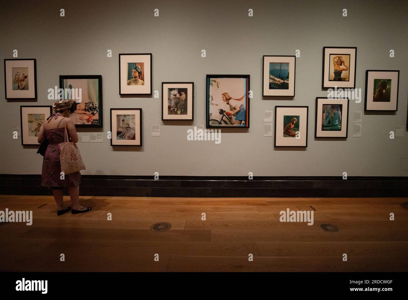 FOTO: JEFF GILBERT 20 luglio 2023 National Portrait Gallery, Londra, Regno Unito Yevonde: Life and Colour. La mostra presenta ritratti e opere di natura morta prodotti da Yevonde nel corso di una colorata carriera di sessant'anni e attinge all'archivio del suo lavoro acquisito dalla Galleria nel 2021. Un'esplorazione della vita e della carriera di Yevonde, il pionieristico fotografo londinese che ha guidato l'uso della fotografia a colori negli anni '1930 Foto Stock