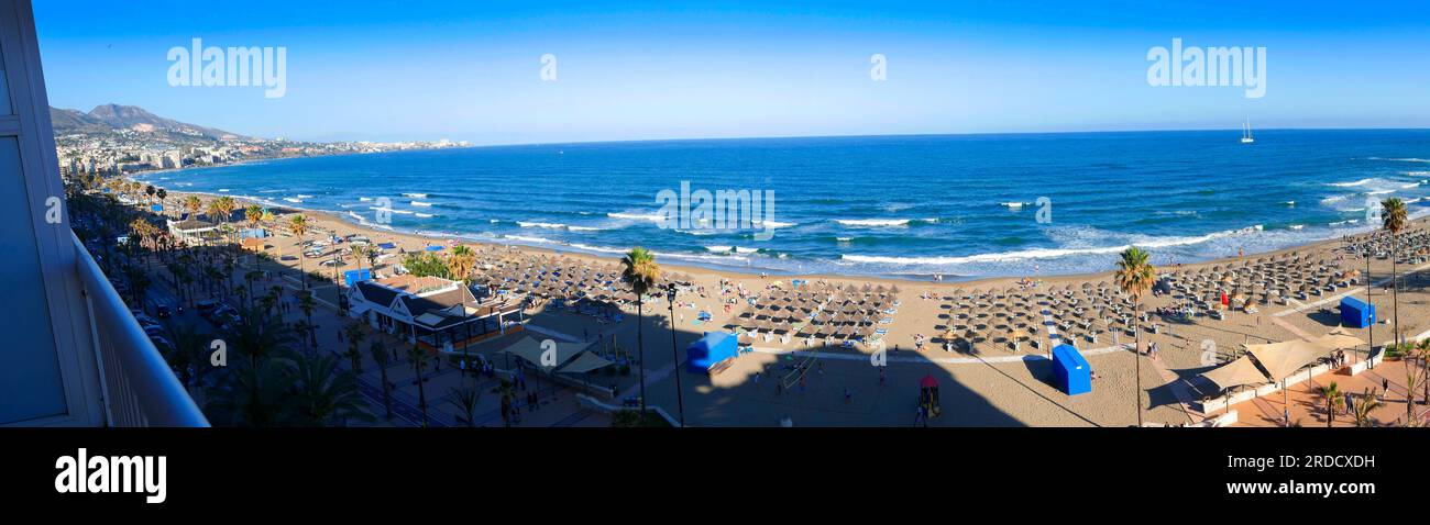 Panorama di Fuengirola sulla Costa del Sol Spagna è un resort con una lunga spiaggia, negozi e tutti i servizi per le vacanze Foto Stock Panorama di Fuengirola sulla Costa del Sol Spagna è un resort con una lunga spiaggia, negozi e tutti i servizi per le vacanze Foto Stock